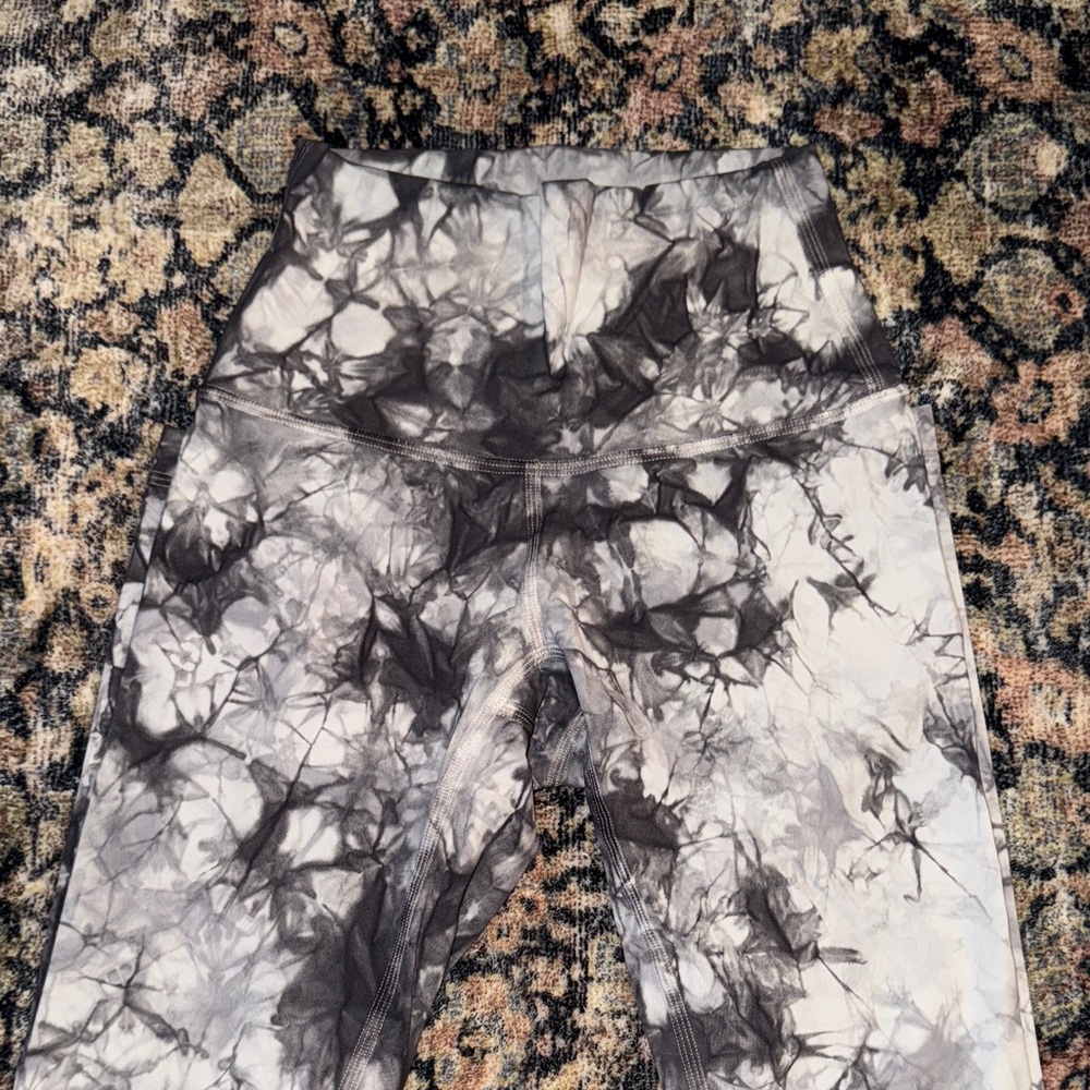Lululemon gray and white tie dye wunder under size 0